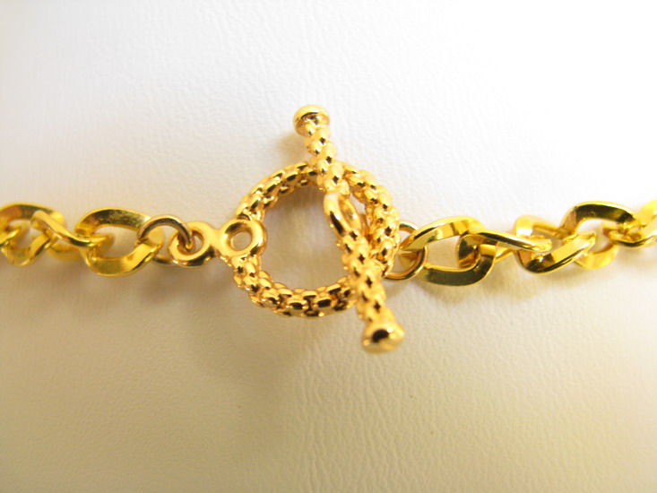 Toggle clasp
              close-up