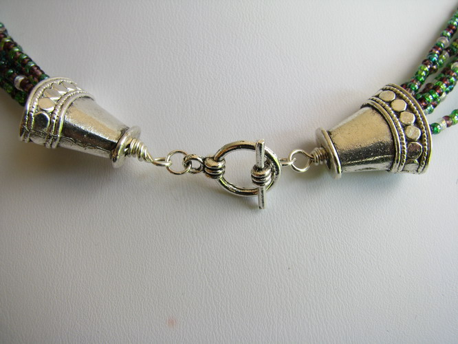 Toggle clasp close-up